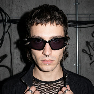 Spiked Techno Brille am Model mit Netzshirt, Vorderansicht