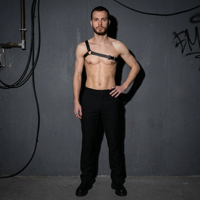 Single Strap Männer-Harness zu schwarzer Hose, Ganzkörperansicht am Model