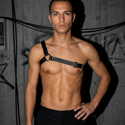 Single Strap Harness am Model, Vorderansicht vor Betonwand