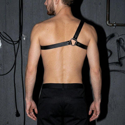 Single Strap Harness mit O-Ring am Rücken, Rückansicht am Model