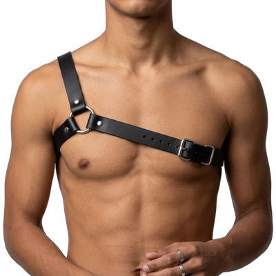 Schwarzer Single Strap Männer-Harness mit O-Ring und Schnalle, Detail an der Brust