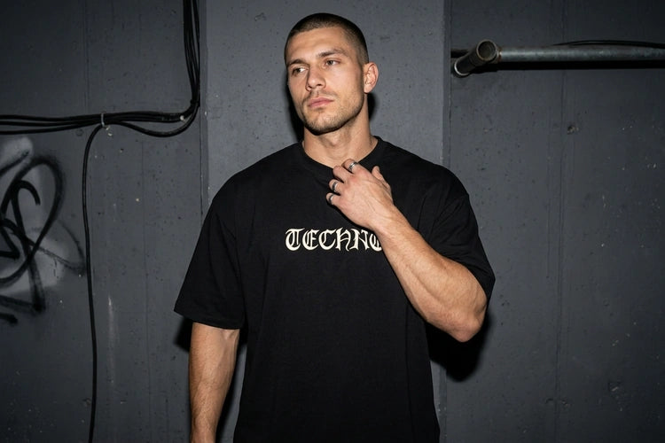 Unten Bild - techno-essentials-techno-vibe-oversize-t-shirt-editorial.webp