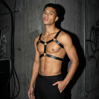 Titan Edge Harness am Model, Dreiviertelansicht