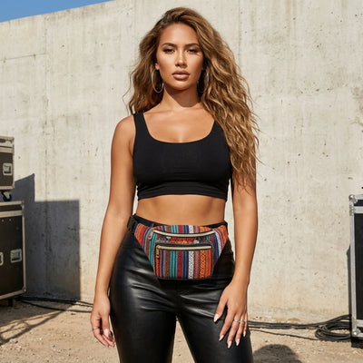 Tribal Groove Bauchtasche an der Hüfte, Vorderansicht am Model