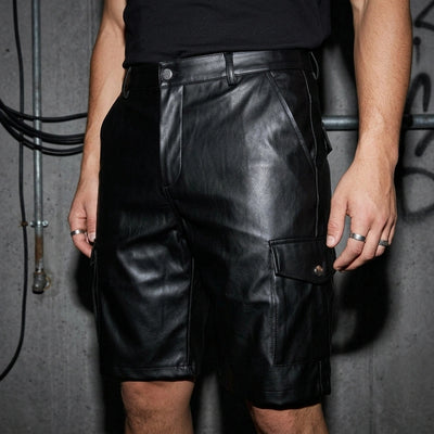 Urban Edge Techno Shorts mit seitlicher Cargotasche, Detail am Model