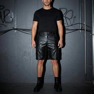 Schwarze Urban Edge Techno Shorts mit T-Shirt und Boots, Ganzkörperansicht am Model