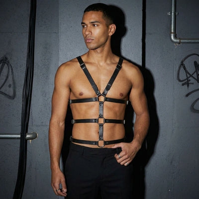 Urban Warrior Harness am Model, Dreiviertelansicht vor Betonwand