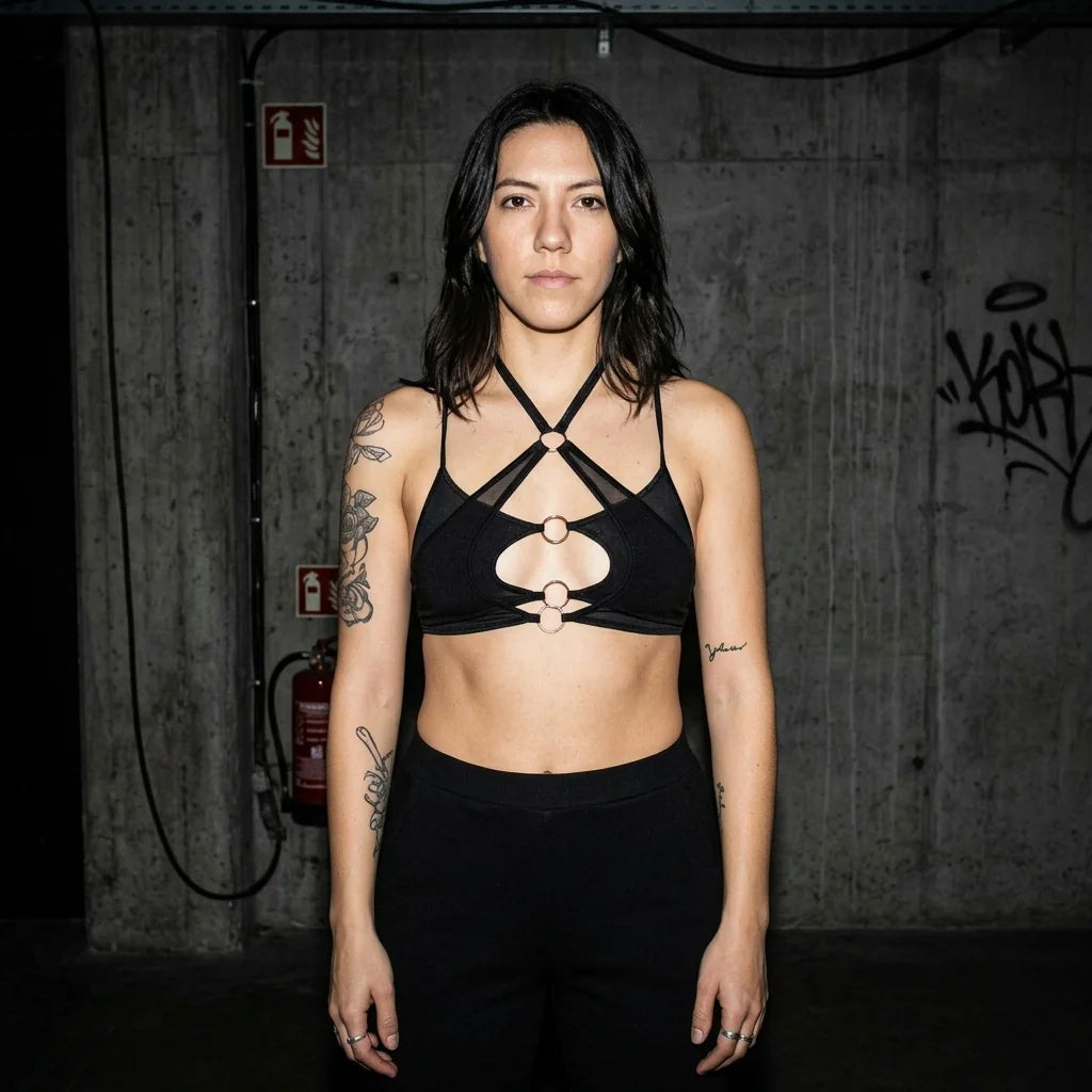 Frontansicht Model mit X-Strap Mesh Bralette, Clubbing Style