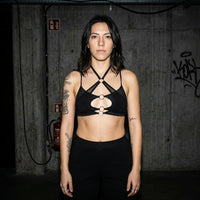 X-Strap Mesh Bralette mit schwarzer Hose, Vorderansicht am Model
