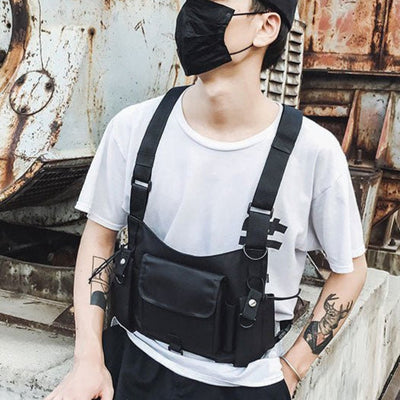 Schwarze Bass Buddy Brusttasche über weißem Shirt, am Model