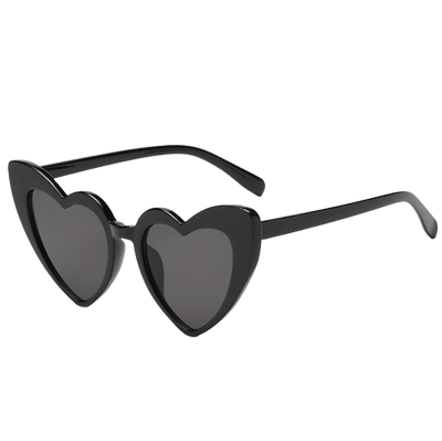 Schwarze Herzbrille mit dunklen Gläsern, Schrägansicht