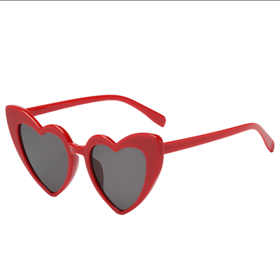 Rote Herzbrille mit dunklen Gläsern, Schrägansicht