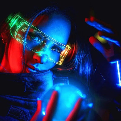 LED Brille am Model, leuchtend in Rot und Grün