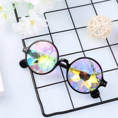 Schwarze Kaleidoskop Brille mit bunten Facettengläsern, Flatlay