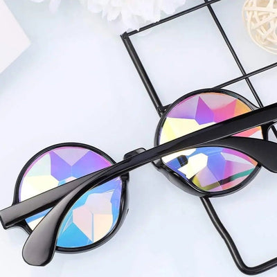 Schwarze Kaleidoskop Brille mit Bügeln, Detail der Facettengläser