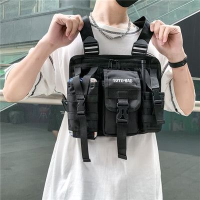 Schwarze Rave Ready Brusttasche über weißem Shirt, am Model