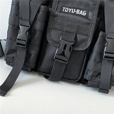 Schwarze Rave Ready Brusttasche, Detail Steckschnallen und Frontfach