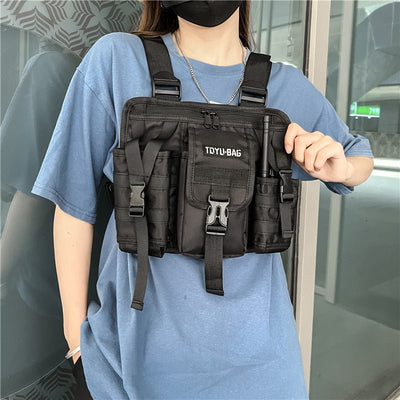 Schwarze Rave Ready Brusttasche über blauem Shirt, am Model