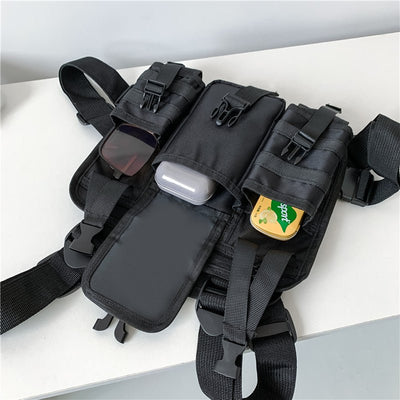 Schwarze Rave Ready Brusttasche, Detail Außenfächer mit Handy und Kopfhörer-Case