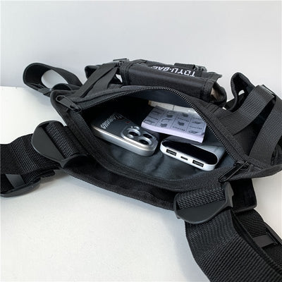 Schwarze Rave Ready Brusttasche, geöffnetes Hauptfach mit Handy und Powerbank